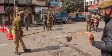 مقبوضہ کشمیر میں آج 17 ویں روز بھی کرفیو نافذ، ایک کشمیری شہید