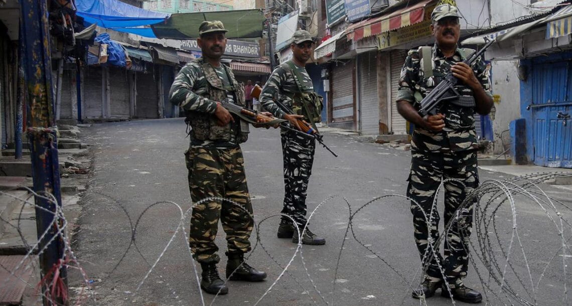 مقبوضہ کشمیر میں نہ تو کرفیو ہٹایا جائے گا اور نہ ہی موبائل سروس کی بندش ختم ہوگی۔ بھارتی سپریم کورٹ