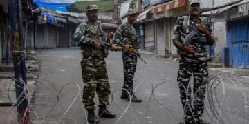 مقبوضہ کشمیر میں نہ تو کرفیو ہٹایا جائے گا اور نہ ہی موبائل سروس کی بندش ختم ہوگی۔ بھارتی سپریم کورٹ