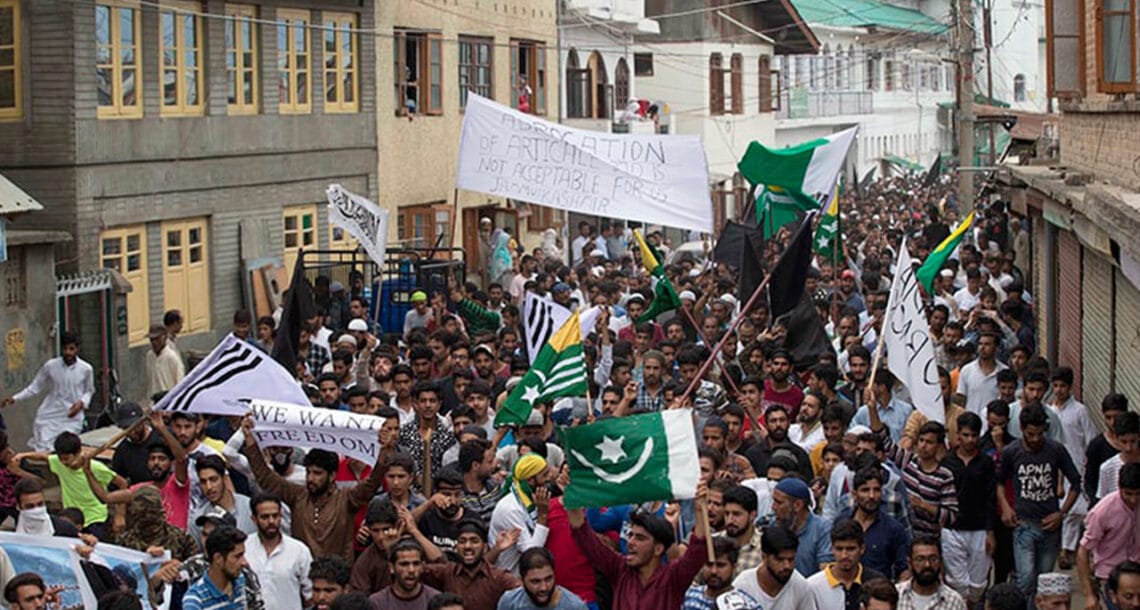 حریت رہنماؤں کی مقبوضہ کشمیر میں آج  کرفیو توڑ کے گھروں سے باہر نکل کر احتجاج کی کال