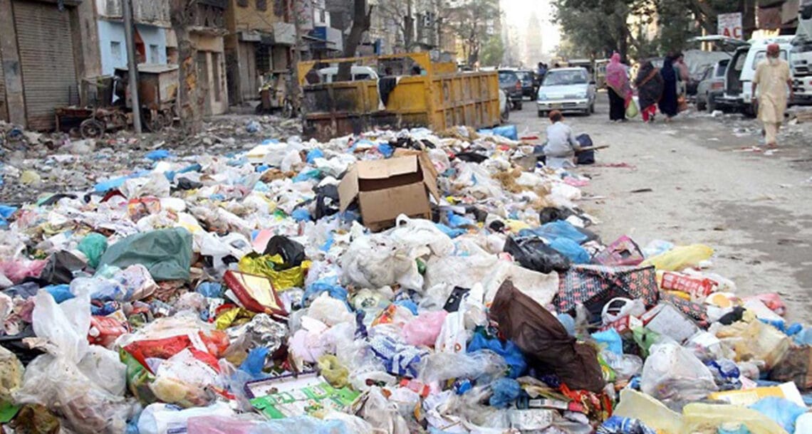 کراچی کے شہری جگہ جگہ کچرے، مچھروں اور مکھیوں سے پریشان