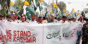 کشمیری عوام سے اظہار یکجہتی کے لیے آدھے گھنٹے تک پوری پاکستانی قوم نے ’’کشمیر آور ‘‘ منایا