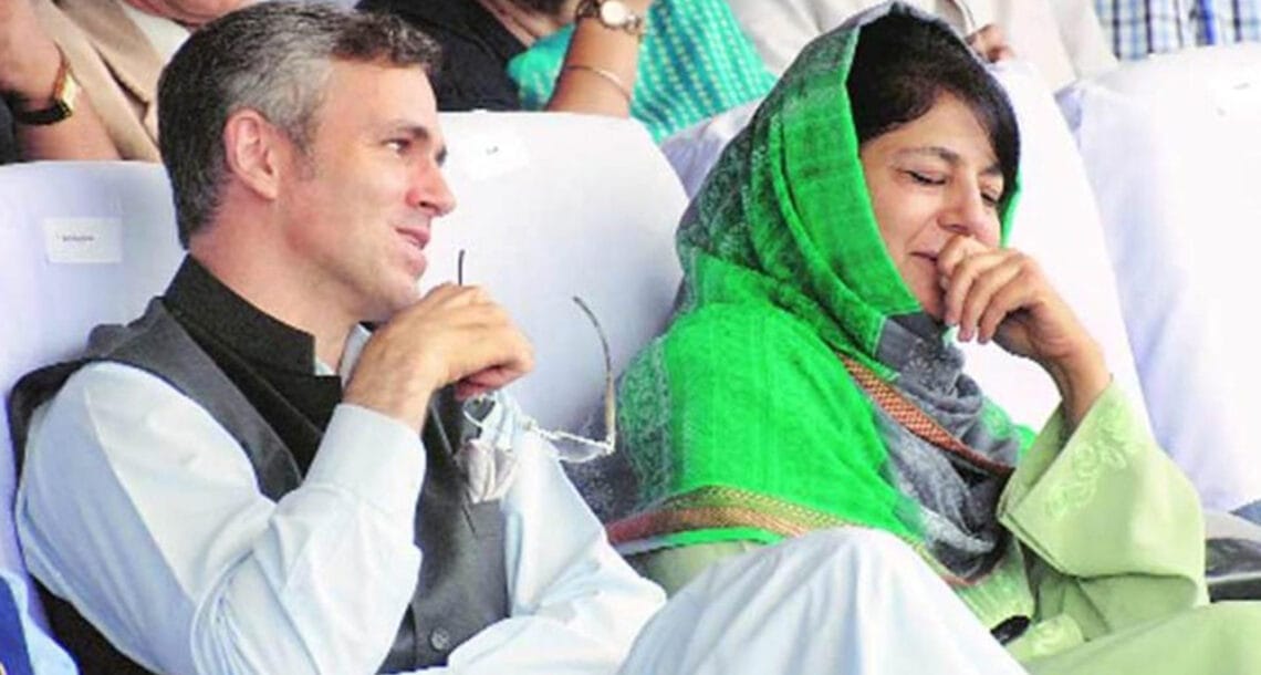 مقبوضہ کشمیر میں غیر معینہ مدت کے لیے کرفیو نافذ، عمر عبداللہ اور محبوبہ مفتی نظر بند