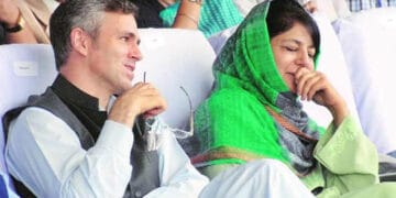 مقبوضہ کشمیر میں غیر معینہ مدت کے لیے کرفیو نافذ، عمر عبداللہ اور محبوبہ مفتی نظر بند