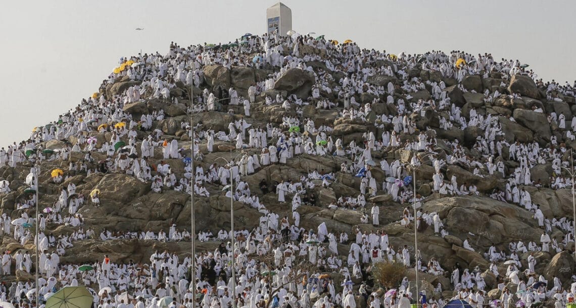 مناسک حج کا آغاز، لاکھوں عازمین مکہ سے منیٰ کی طرف روانہ