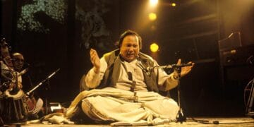 شہنشاہ قوال استاد نصرت فتح علی خان کو آج مداحوں سے بجھڑے 22 سال بیت گئے