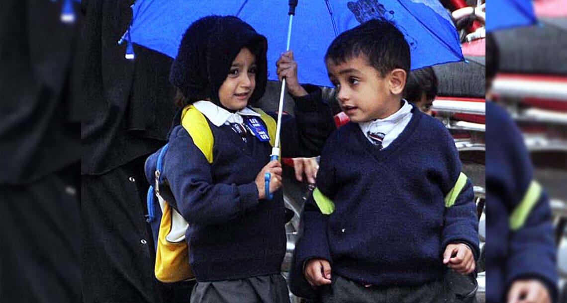 کراچی میں بارشوں کی وجہ سے آج تمام نجی اسکولز بند رہیں گے