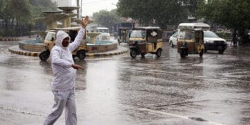کراچی میں  تیسرے روز بھی وقفے وقفے سے کہیں ہلکی اور کہیں تیز بارش، موسم خوشگوار