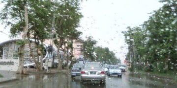 ملک کے بیشتر علاقوں میں موسم گرم جبکہ چند مقامات پر بارش کا بھی امکان