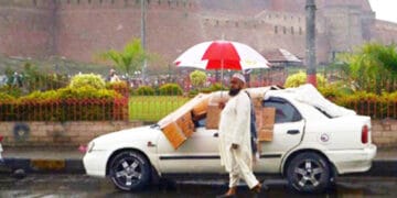 ملک کے بیشتر علاقوں میں بارش،چند مقامات پر موسم گرم