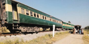 پشاور سے کراچی آنے والی رحمان بابا ایکسپریس حادثے کا شکار، 10 مسافر زخمی