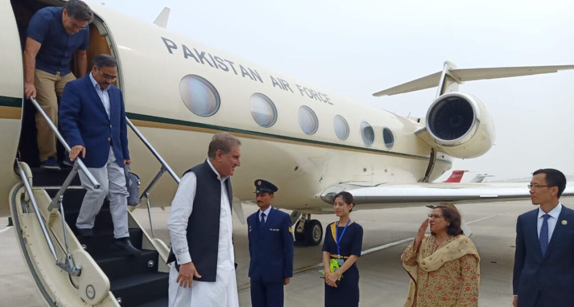 وزیر خارجہ اہم سفارتی مشن پر چین پہنچ گئے