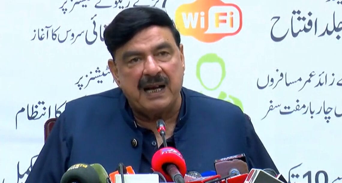 مسلم لیگ ن ٹو بننے جا رہی ہے، قیادت شہباز شریف کرتے ہیں یا چودھری نثار کچھ نہیں کہہ سکتا۔ وزیر ریلوے