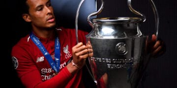 یوئیفا پلیئر آف دی ایئر ایوارڈ لیور پول کے ورجل وان ڈیک کے نام رہا