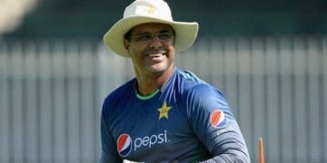 وقار یونس بولنگ کوچ کے لیے میدان میں آگئے