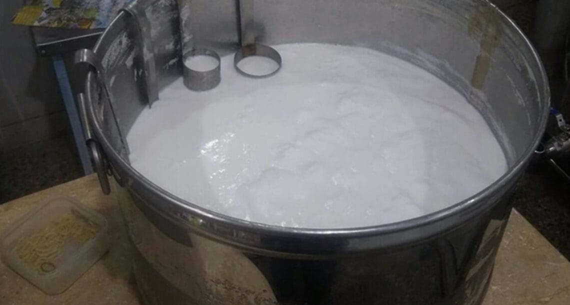 کمشنر کراچی کی مہنگا دودھ فروخت کرنے والے دکانداروں کے خلاف نمائشی کارروائیوں کی ہدایت جاری