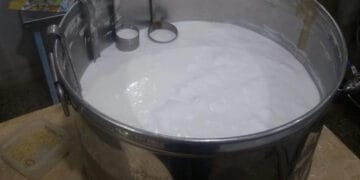 کمشنر کراچی کی مہنگا دودھ فروخت کرنے والے دکانداروں کے خلاف نمائشی کارروائیوں کی ہدایت جاری