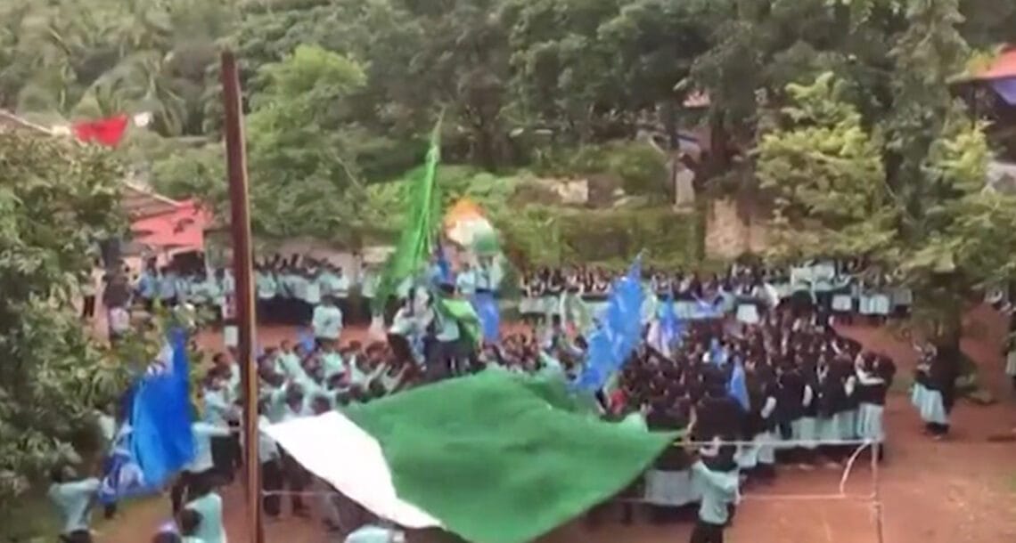 بھارتی ریاست کیرالہ کے کالج میں طلبا نے سبز ہلالی پرچم لہرا دیا، 30 سے زائد طالب علم گرفتار