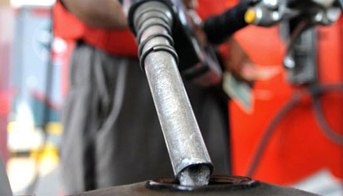 حکومت کا پٹرولیم مصنوعات کی قیمتوں میں کمی کرنے کا فیصلہ