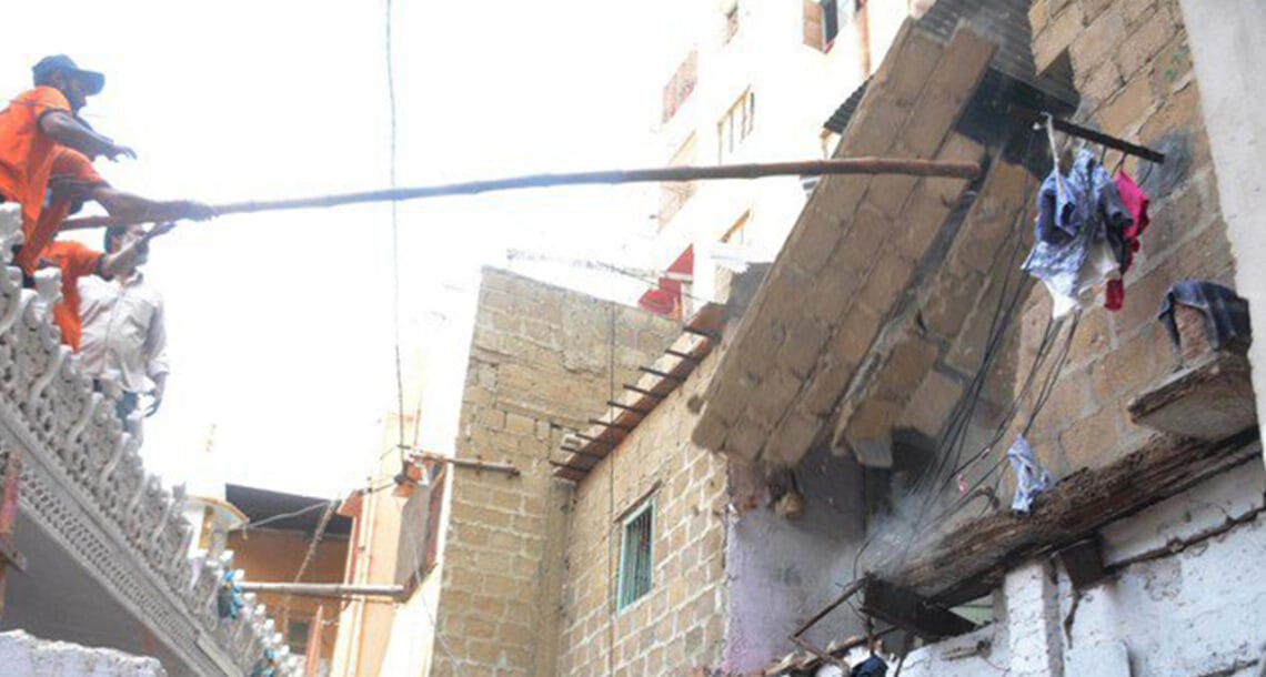 شہر قائد میں مکان کی چھت گرنے سے چار افراد زخمی