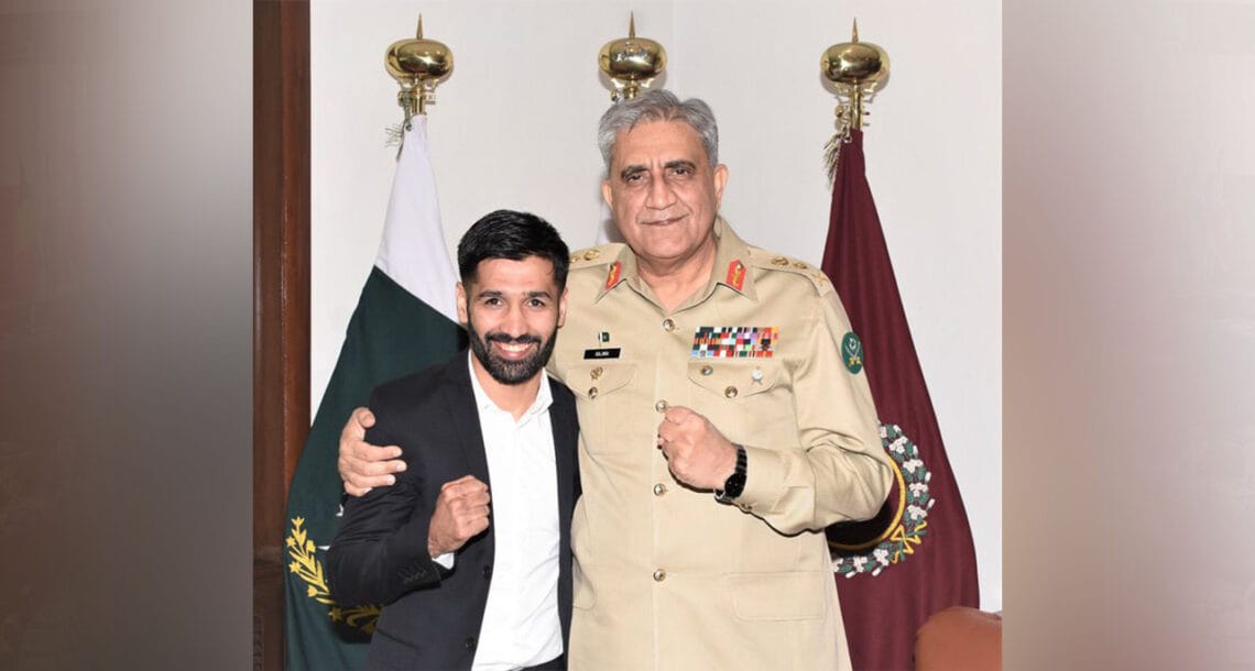پروفیشنل فائٹ جیتنے والے باکسر محمد وسیم سے آرمی چیف کی ملاقات