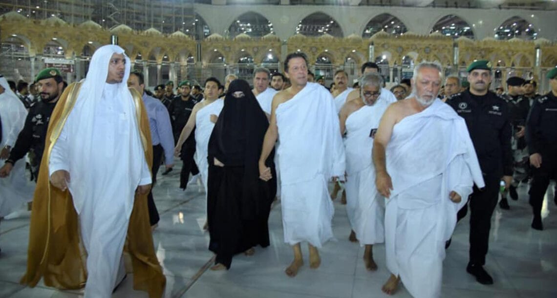 وزیر اعظم کی اہلیہ کے ہمراہ مکہ مکرمہ میں عمرہ کی سعادت