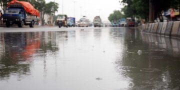 شہر قائد کے مختلف علاقوں میں موسلا دھار بارش سے گرمی کا زور ٹوٹ گیا