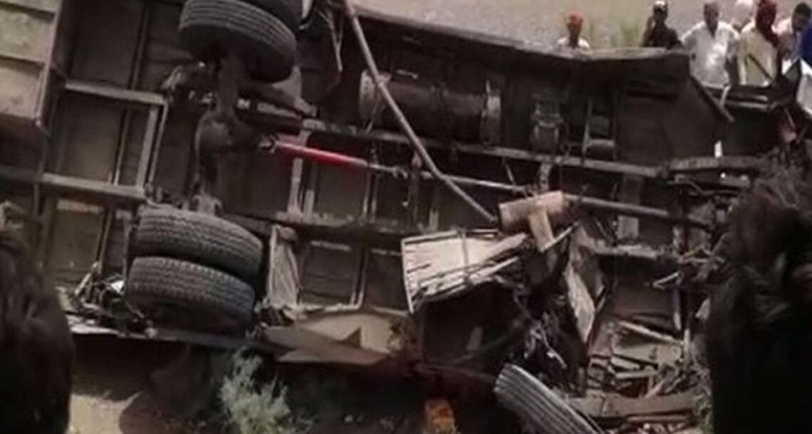 نارووال میں شکرگڑھ روڈ پر خوفناک حادثہ، رکشہ ڈرائیور اور 7 بچے جاں بحق