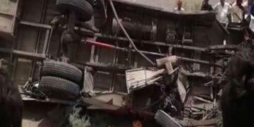 نارووال میں شکرگڑھ روڈ پر خوفناک حادثہ، رکشہ ڈرائیور اور 7 بچے جاں بحق