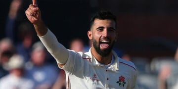 انگلینڈ کے فاسٹ بولر ثاقب محمود کو سوشل میڈیا پر دہشتگرد کہنا شروع کردیا