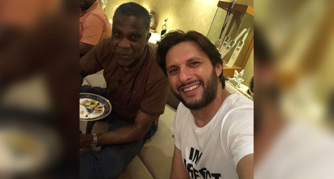 ویسٹ انڈین کمنٹٹرز مائیکل ہولڈنگ کی شاہد آفریدی کے گھر عشائیہ