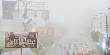 کراچی میں تیز آندھی کے بعد مختلف علاقوں میں بارش