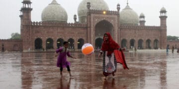 ملک کے بالائی اور وسطی علاقوں میں بارش کا امکان