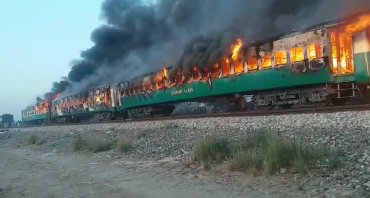 ٹرین میں آتشزدگی: 70 افراد جاں بحق متعدد زخمی