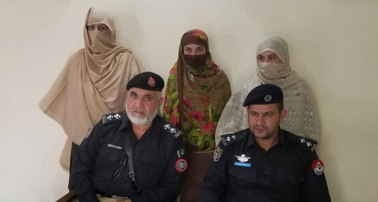 سگی بیٹیوں نے اپنے ہی والد کو قتل کرکے خودکشی کا رنگ دے دیا۔