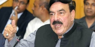 سانحہ تیزگام: وزیر ریلوے کا لواحقین کیلئے فی کس 15 لاکھ روپے امدد کا اعلان۔