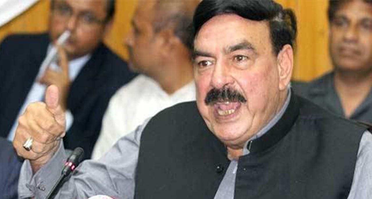 سانحہ تیزگام: وزیر ریلوے کا لواحقین کیلئے فی کس 15 لاکھ روپے امدد کا اعلان۔