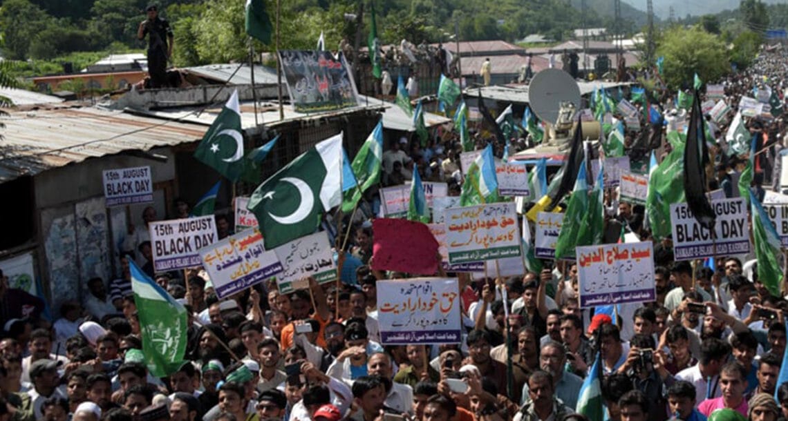 آزاد کشمیر میں ایل او سی عبور کرنے کے خواہش مند کشمیریوں کا دھرنا جاری