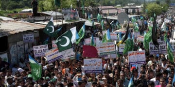 آزاد کشمیر میں ایل او سی عبور کرنے کے خواہش مند کشمیریوں کا دھرنا جاری