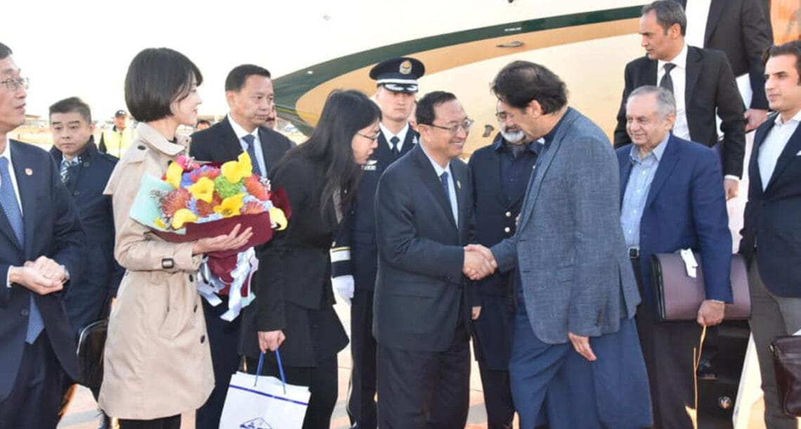 وزیراعظم عمران خان چین پہنچ گئے