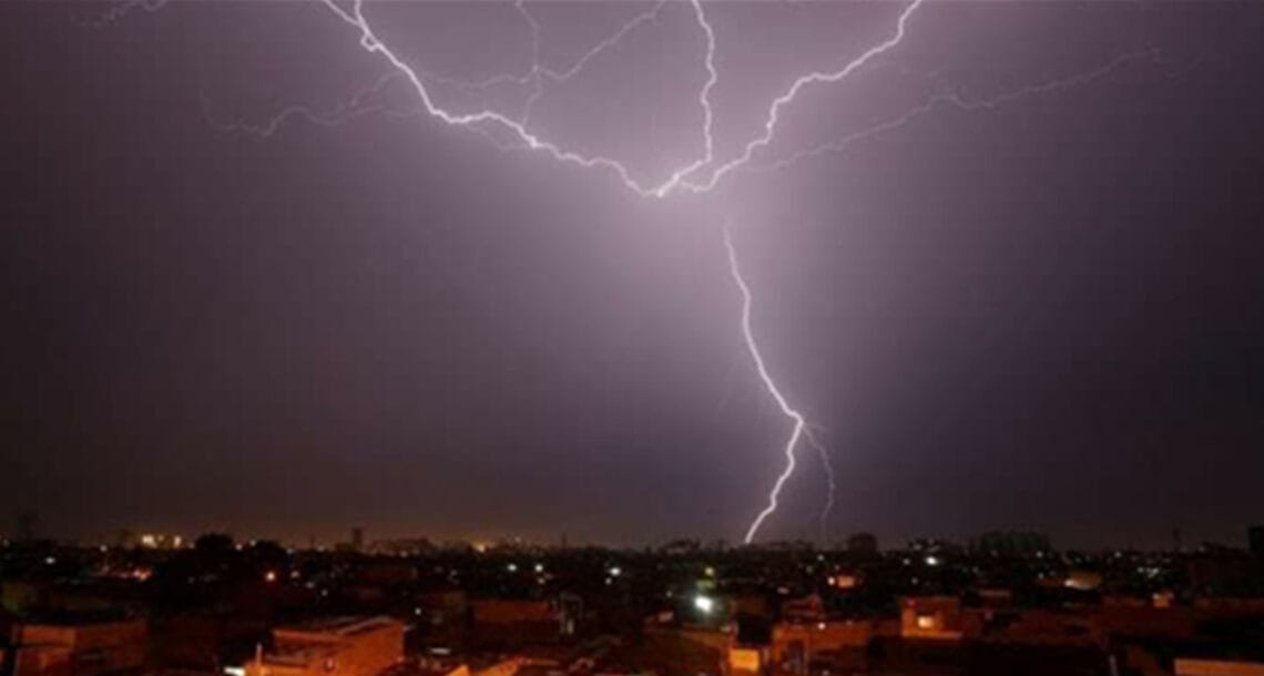 کراچی کے مختلف علاقوں میں رات گئے گرج چمک کے ساتھ تیز بارش
