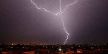 کراچی کے مختلف علاقوں میں رات گئے گرج چمک کے ساتھ تیز بارش