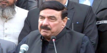 پاکستان میں جب بھی دینی جماعتیں باہر نکلیں اس کے نتیجے میں مارشل لا آیا ہے۔ وزیرریلوے