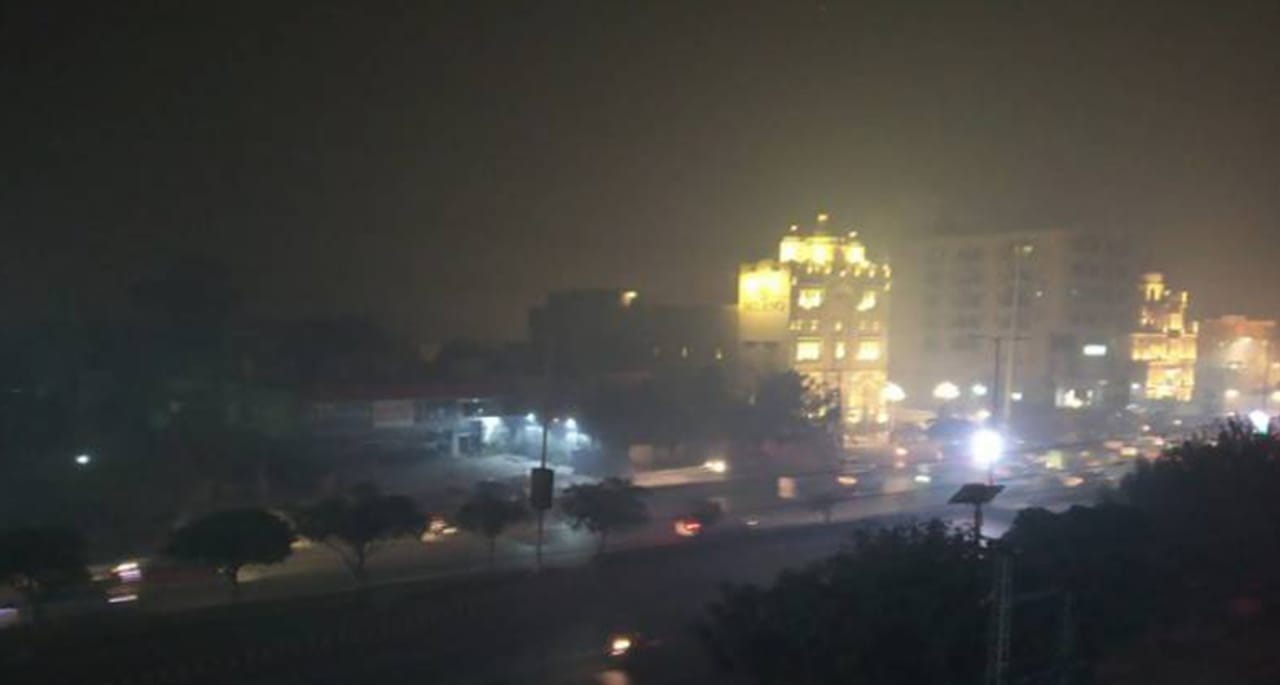 لاہور میں بدترین سموگ، شہریوں کو سانس لینے میں دشواری، بیماریاں پھیلنے کا خطرہ۔