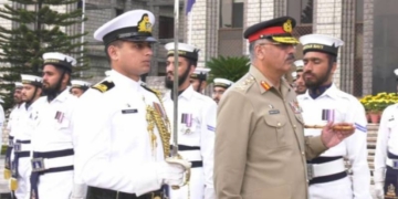 جنرل زبیر محمود حیات کی پاک بحریہ کے سربراہ سے الوداعی ملاقات۔