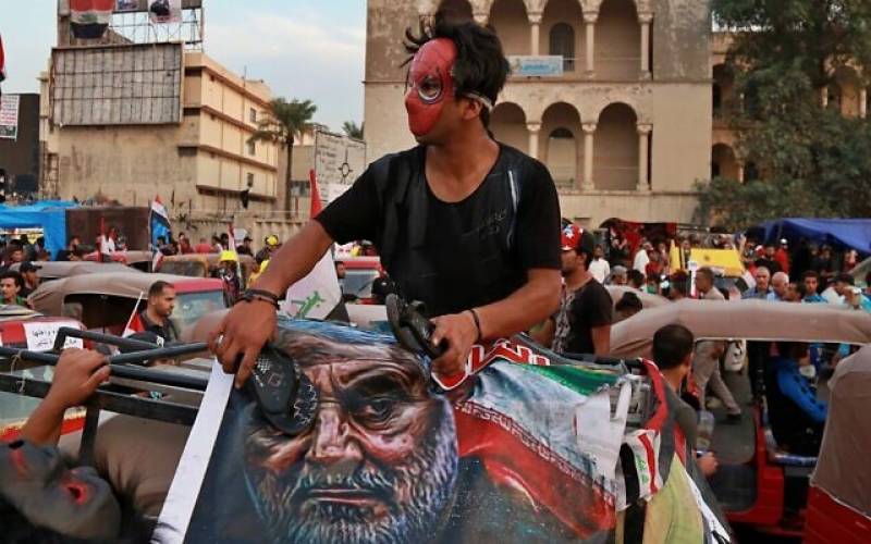 عراقی مظاہروں میں ایرانی قیادت کے خلاف جوتوں کا استعمال۔