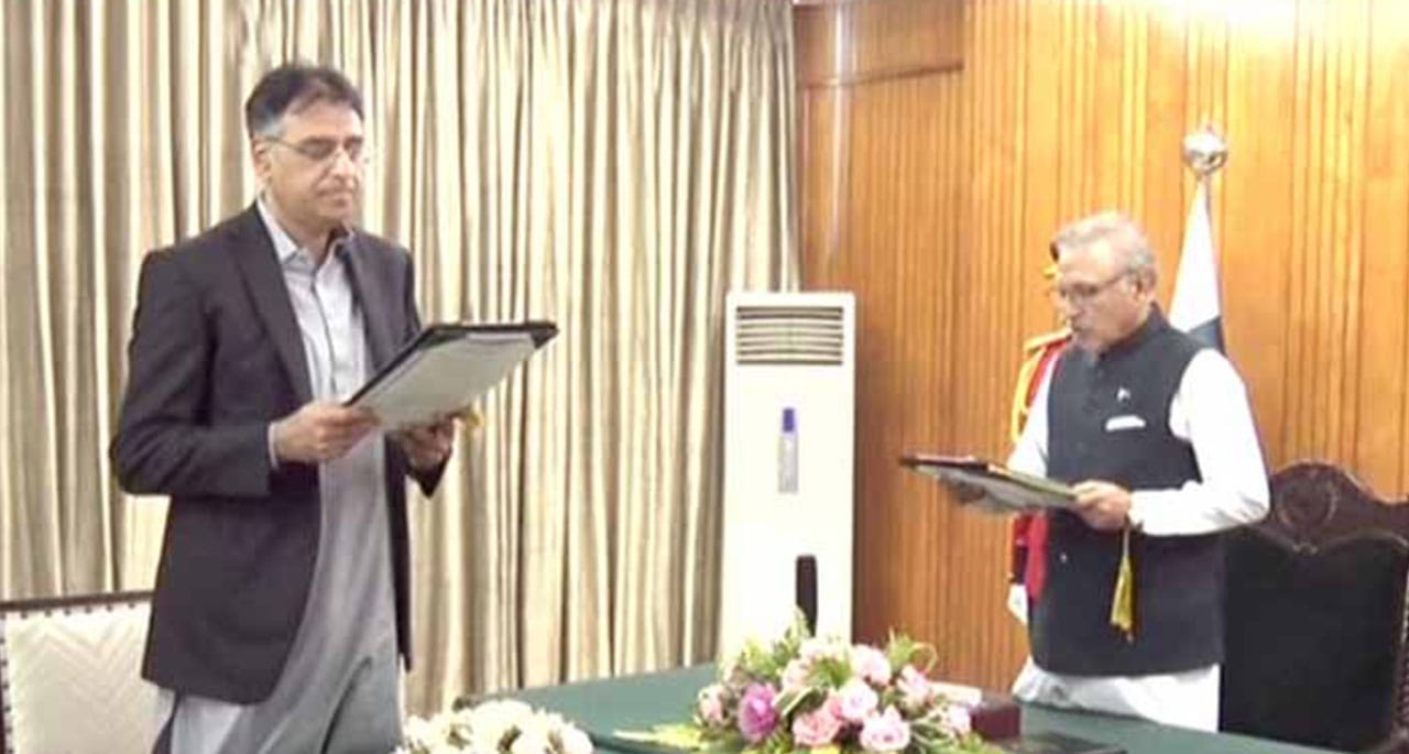 اسد عمر ایک بار پھر وفاقی کابینہ میں شامل، عہدے کا حلف اٹھالیا