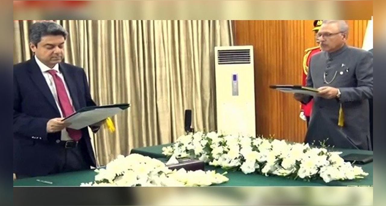 فروغ نسیم نے دوبارہ وفاقی وزیر قانون و انصاف کے عہدے کا حلف اٹھالیا