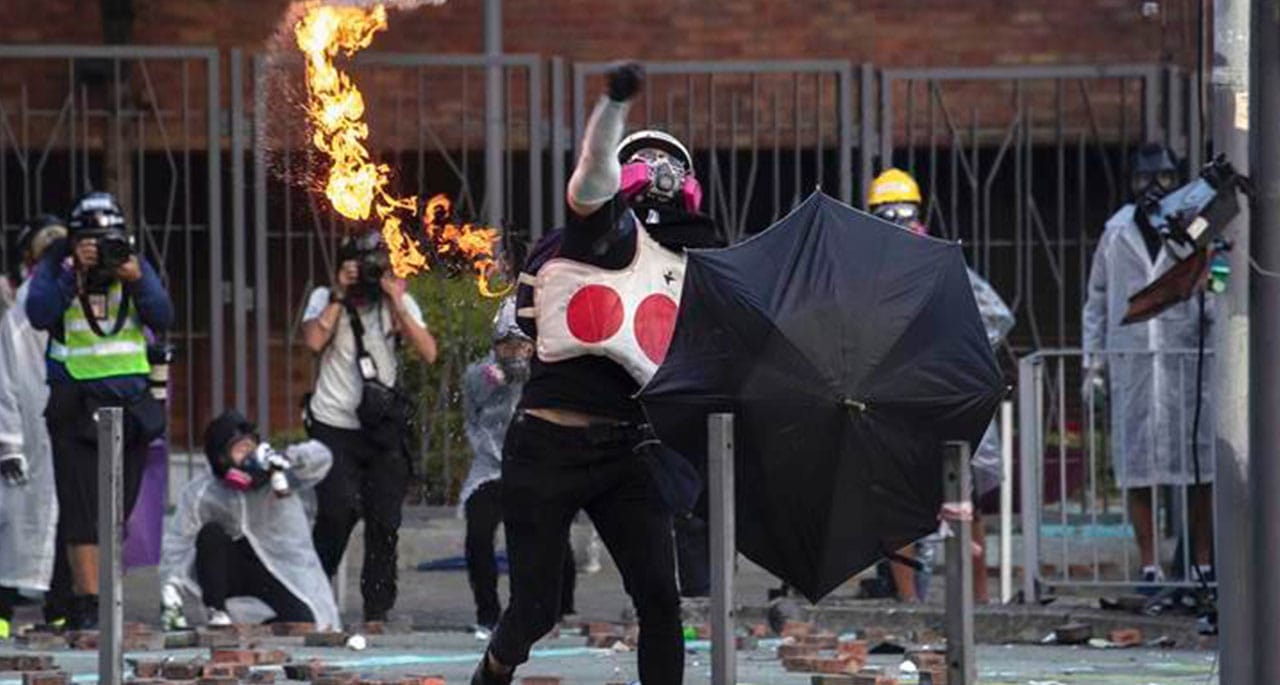 ہانگ کانگ میں چینی حکومت کے خلاف احتجاج، پولیس اور طالبہ میں جھڑپ