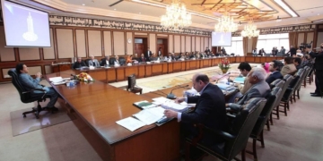 آرمی چیف کی مدت ملازمت میں توسیع کا اختیار چیف ایگزیکٹو کے پاس ہے۔ حکومتی ذرائع